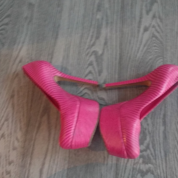 Beautiful heels by Alice and Olivia🌸🌷🍀 - Picture 6 of 9